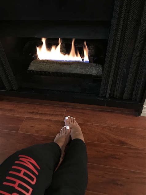 mia khalifa foot porn